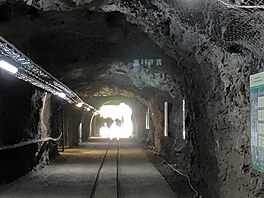 Nyní je celý komplex s asi 8 kilometry �tol spojený páte�ním p�ekopem délky 1...