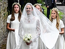 Nev�sta Harriet Sperlingová a její dru�i�ky - dcera Georgina a �enichovy dcery...