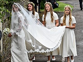 Nev�sta Harriet Sperlingová a její dru�i�ky - dcera Georgina a �enichovy dcery...