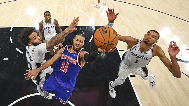 Jalen Brunson z New Yorku zakon�uje, o blok se sna�í dvojice Julian Champagnie...