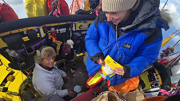 Pos�dka balonu Atlantic Explorer nad Atlantikem. Vlevo Bert Padelt.