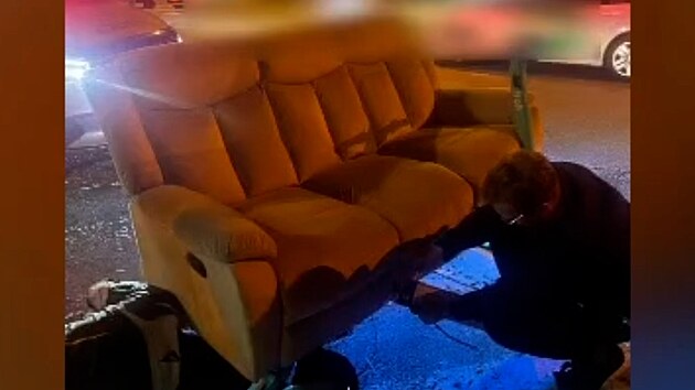 Policie v Bratislav� zastavila gau� na kolob�kách. Dva mladíci s ním vyrazili...