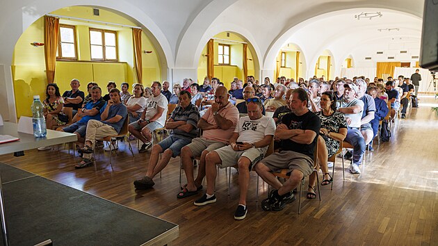 P�edstavitel� brn�nsk� Zbrojovky p�edstavili m�stn�m obyvatel�m v M�n�n� na Brn�nsku pl�n na v�stavbu fotbalov� akademie na pol�ch u obce. (2. �ervna 2026)