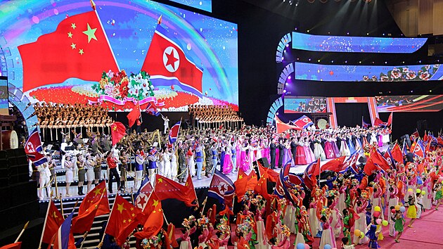 Kim �ong-un p�iv�tal Si �in-pchinga v Pchjongjangu. (8. �ervna 2026)