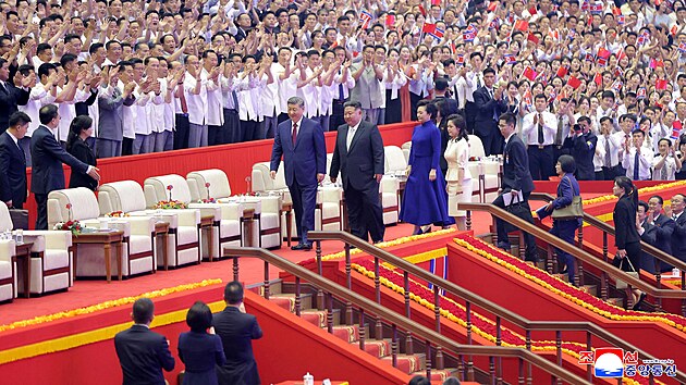 Kim �ong-un p�iv�tal Si �in-pchinga v Pchjongjangu. (8. �ervna 2026)