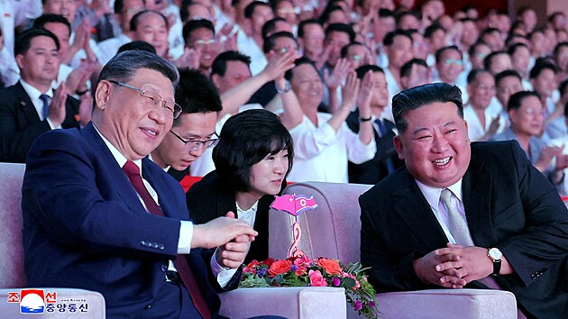 Kim �ong-un p�iv�tal Si �in-pchinga v Pchjongjangu. (8. �ervna 2026)
