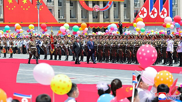 Kim �ong-un p�iv�tal Si �in-pchinga v Pchjongjangu. (8. �ervna 2026)