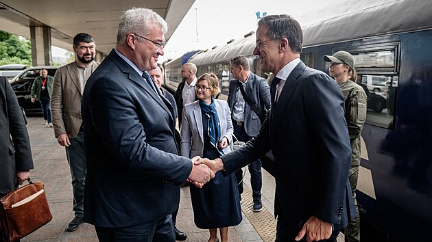 Gener�ln� tajemn�k Severoatlantick� aliance Mark Rutte p�icestoval na neohl�enou n�v�t�vu Kyjeva. P�iv�tal ho ukrajinsk� ministr zahrani�� Andrij Sybiha. (3. �ervna 2026)