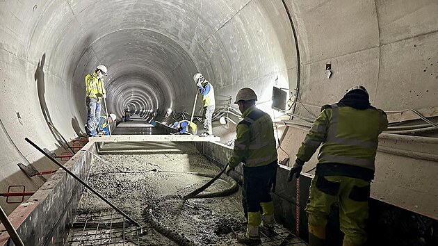 Jin� pohled � betonov�n� samotn�ho t�lesa trat� ve spojce C/D. (kv�ten 2026)