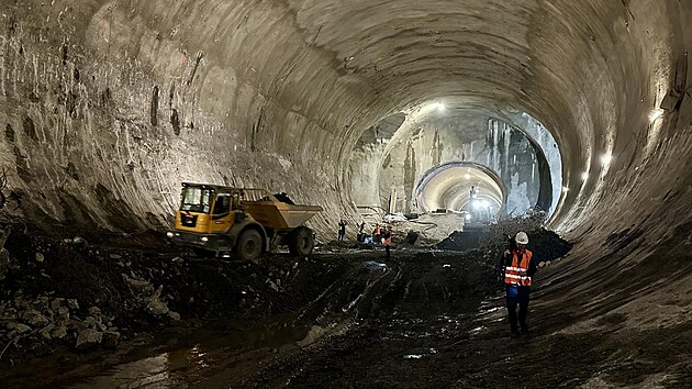 Ve�ejn� ��st stanice Pankr�c D � pohled sm�r Olbrachtova. Vpravo je vid�t budouc� eskal�torov� tunel v�stup do Ark�d a vlevo je chodba, kter� vede k ��sti vytvo�en� b�hem geologick�ho pr�zkumu (stavebn� j�ma u budovy �esk� po�ty na k�i�ovatce ulic Na Str�i a Bud�jovick�), kter� bude vyu�ita pro v�tah a samostatn� v�stup ze stanice Pankr�c D do Bud�jovick� ulice. (kv�ten 2026)
