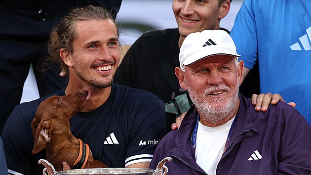 Alexander Zverev pózuje s trofejí, svými jezev�íkem Mishkou i otcem Alexanderem.