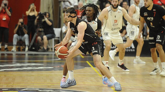 Franti�ek Rylich hled� cestu do pardubick� obrany ve fin�le Maxa NBL.