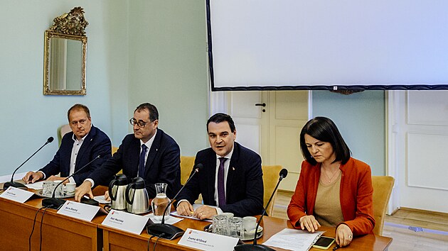 Tiskov� konference Ministerstva zahrani�� a Fotbalov� asociace �R k informac�m pro n�v�t�vn�ky mistrovstv� sv�ta ve fotbale. Na sn�mku zleva p�edseda FA�R David Trunda, ministr sportu, prevence a zdrav� Boris ��astn�, vicepremi�r a ministr zahrani�n�ch v�c� Petr Macinka a �editelka odboru komunikace ministerstva zahrani�� Iveta K��ov�. (2. �ervna 2026)