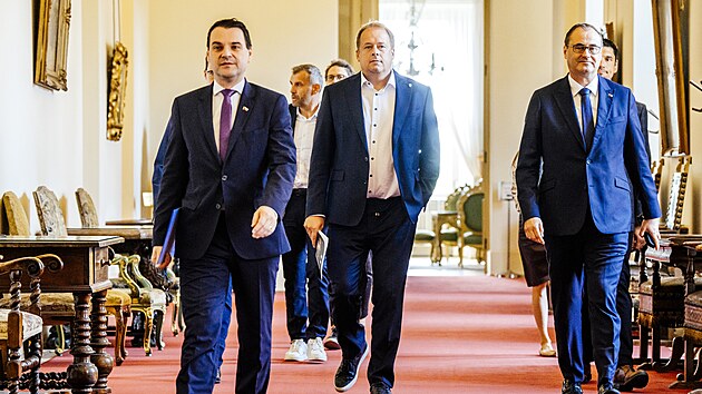 Tiskov� konference Ministerstva zahrani�� a Fotbalov� asociace �R k informac�m pro n�v�t�vn�ky mistrovstv� sv�ta ve fotbale. Z��astn� se vicepremi�r a ministr zahrani�n�ch v�c� Petr Macinka, ministr sportu, prevence a zdrav� Boris ��astn� (oba z hnut� Motorist�) a p�edseda FA�R David Trunda (uprost�ed). (2. �ervna 2026)