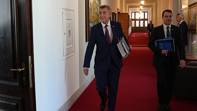 Premi�r Andrej Babi� a ministr zahrani�� Petr Macinla dorazili na zased�n� vl�dy. Hlavn�m t�matem bude koordinace ��asti �stavn�ch �initel� na vrcholn�ch setk�n�ch mezin�rodn�ch organizac�. (8. �ervna 2026)
