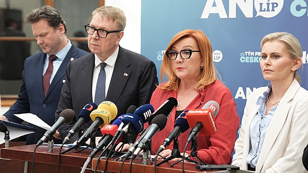Ministryn� financ� Alena Schillerov� na tiskov� konferenci poslaneck�ho klubu ANO. (2. �ervna 2026)