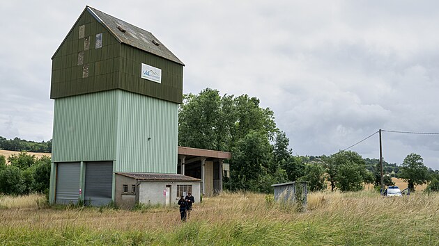 Francouz�t� policist� st�e�� silo na farm� v obci Puycasquier v jihoz�padn� Francii, kde bylo nalezeno t�lo poh�e�ovan� jeden�ctilet� Lyhanny. (5. �ervna 2026)