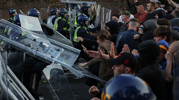 Protestuj�c� se st�et�vaj� s policisty v britsk�m Southamptonu b�hem demonstrace po odsouzen� Vickruma Digwy za vra�du studenta Henryho Nowaka. (2. �ervna 2026)