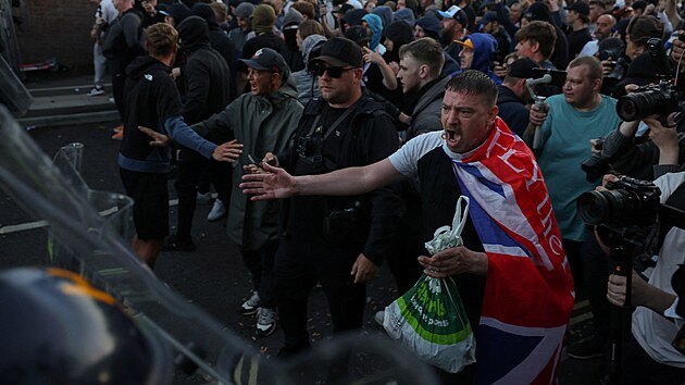 Protestuj�c� se st�et�vaj� s policisty v britsk�m Southamptonu b�hem demonstrace po odsouzen� Vickruma Digwy za vra�du studenta Henryho Nowaka. (2. �ervna 2026)
