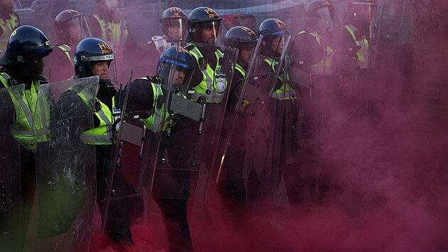 Protestuj�c� se st�et�vaj� s policisty v britsk�m Southamptonu b�hem demonstrace po odsouzen� Vickruma Digwy za vra�du studenta Henryho Nowaka. (2. �ervna 2026)