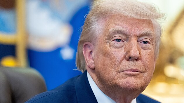Prezident Donald Trump hovo�í v Oválné pracovn� Bílého domu ve Washingtonu. (3....