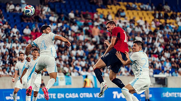 �eský úto�ník Tomá� Chorý a jeho hlavi�ka v zápase s Guatemalou.