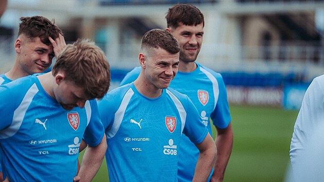 �e�t� fotbalist� na pond�ln�m uzav�en�m tr�ninku. Uprost�ed obr�nce David...