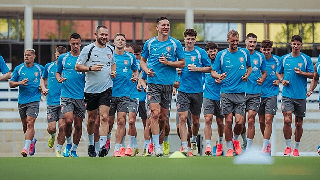 �e�t� fotbalist� na pond�ln�m uzav�en�m tr�ninku.
