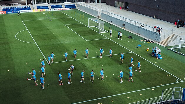 �e�t� fotbalist� na pond�ln�m uzav�en�m tr�ninku na stadionu v Mansfieldu.