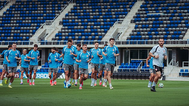 �e�t� fotbalist� b�hem �tern�ho uzav�en�ho tr�ninku. Skupinu vede kapit�n...