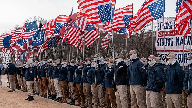 Jedna z nejv�t��ch neonacistick�ch skupin v USA vznikla v roce 2018. Patriot Front proslula specifick�mi stejnokroji. (23. ledna 2026)
