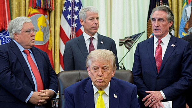 Americk� prezident Donald Trump �el� kritice za kr�tk� v�padek soust�ed�n� p�i tiskov� konferenci o uhl� v Ov�ln� pracovn�. (4. �ervna 2026)