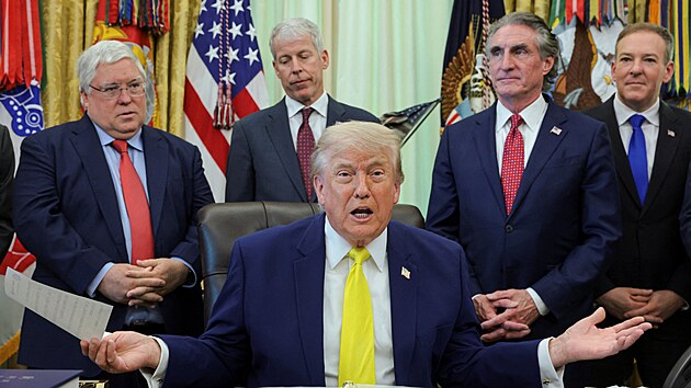 Americk� prezident Donald Trump �el� kritice za kr�tk� v�padek soust�ed�n� p�i tiskov� konferenci o uhl� v Ov�ln� pracovn�. (4. �ervna 2026)