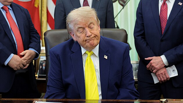 Americk� prezident Donald Trump �el� kritice za kr�tk� v�padek soust�ed�n� p�i tiskov� konferenci o uhl� v Ov�ln� pracovn�. (4. �ervna 2026)