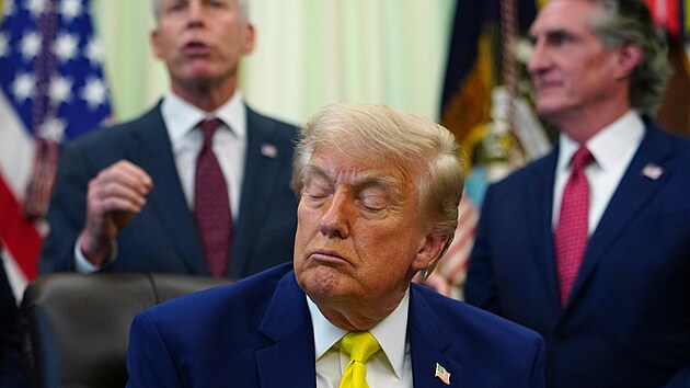 Americk� prezident Donald Trump �el� kritice za kr�tk� v�padek soust�ed�n� p�i tiskov� konferenci o uhl� v Ov�ln� pracovn�. (4. �ervna 2026)