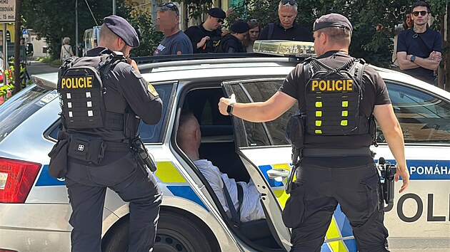 Policist� v pra�sk� Korunova�n� ulici zadr�eli mu�e pod vlivem drog, kter� zp�sobil dopravn� nehodu. (8. �ervna 2026)