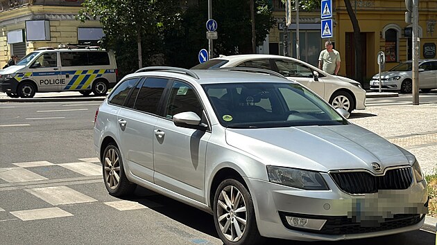 Policist� v pra�sk� Korunova�n� ulici zadr�eli mu�e pod vlivem drog, kter� zp�sobil dopravn� nehodu. (8. �ervna 2026)