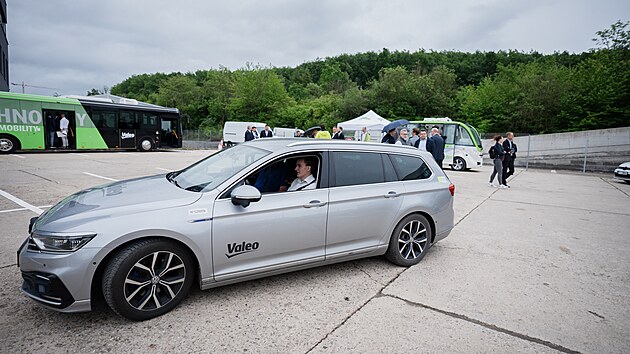 Valeo roz���ilo laborato�e v Praze, vyv�j� tam autonomn� ��zen�.