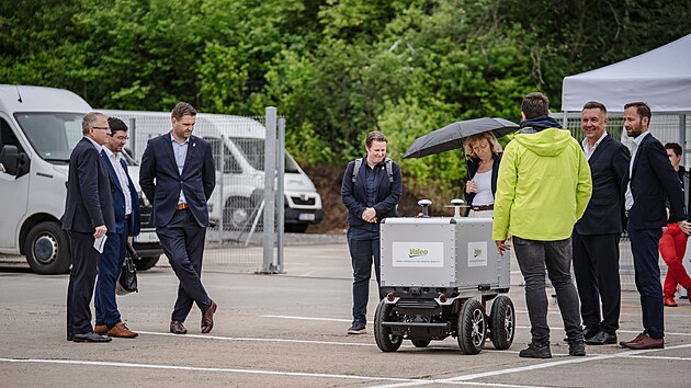 Valeo roz���ilo laborato�e v Praze, vyv�j� tam autonomn� ��zen�.