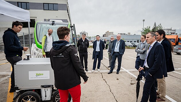 Valeo roz���ilo laborato�e v Praze, vyv�j� tam autonomn� ��zen�.