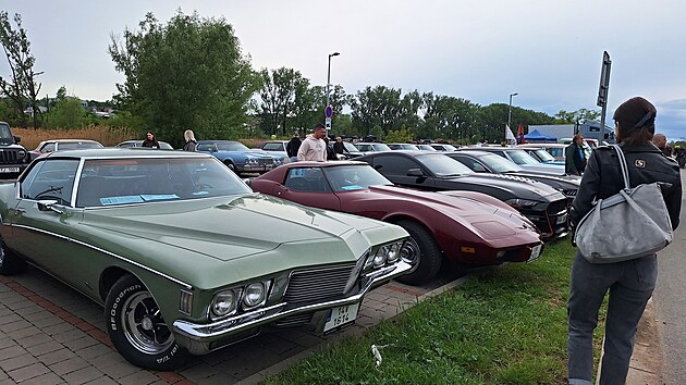 Kousek od hlavn�ho p�dia. V pop�ed� impozantn� Buick Riviera t�et� generace. Tu pod veden�m Billa Mitchella navrhl Jerry Hirshberg, budouc� ��fdesign�r Nissanu.