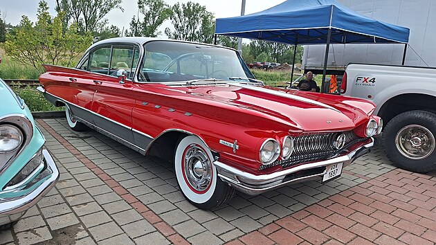 Tento Buick Electra 225 (1960) m� motor V8 6,6 l. Pat�� do st�j� klubu US Cars Olomouc.