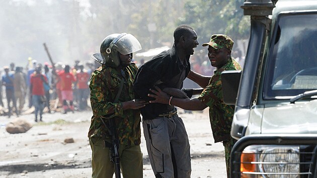 Policist� zadr�uj� demonstranta v ke�sk�m m�st� Nanyuki. (9. �ervna 2026)