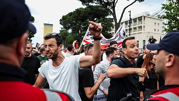 Protest proti v�stavb� luxusn�ho resortu, kter� pl�nuje spole�nost spojen� se zet�m Donalda Trumpa Jaredem Kushnerem. (3. �ervna 2026)
