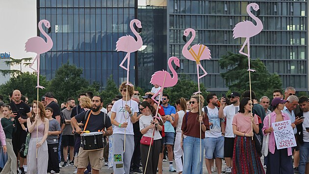 Protest proti v�stavb� luxusn�ho resortu v lokalit� Zv�rnec u laguny Narta, kter� pl�nuje spole�nost spojen� se zet�m Donalda Trumpa Jaredem Kushnerem. (3. �ervna 2026)
