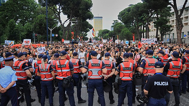 Protest proti v�stavb� luxusn�ho resortu v lokalit� Zv�rnec u laguny Narta, kter� pl�nuje spole�nost spojen� se zet�m Donalda Trumpa Jaredem Kushnerem. (3. �ervna 2026)