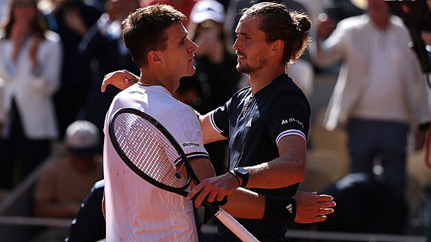 Jakub Men��k (vlevo) se lou�� s poveden�m grandslamem. V semifin�le Roland Garros nesta�il na Zvereva.