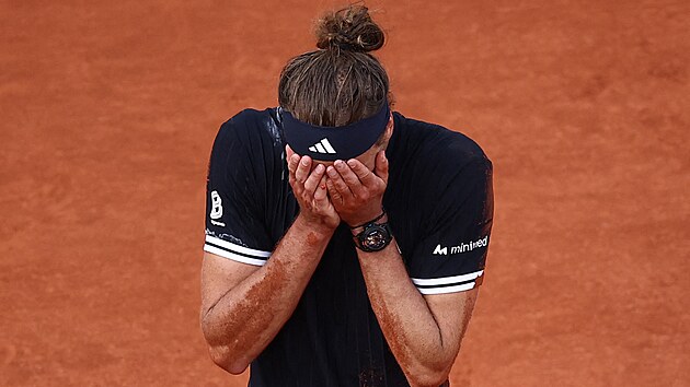 Alexandr Zverev se raduje z v�t�zstv� na Roland Garros