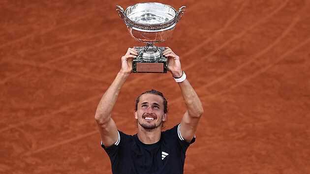 Alexander Zverev s trofej� pro v�t�ze Roland Garros