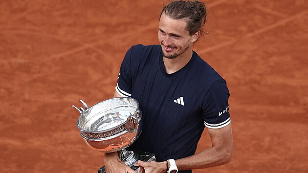 Alexander Zverev s trofej� pro v�t�ze Roland Garros